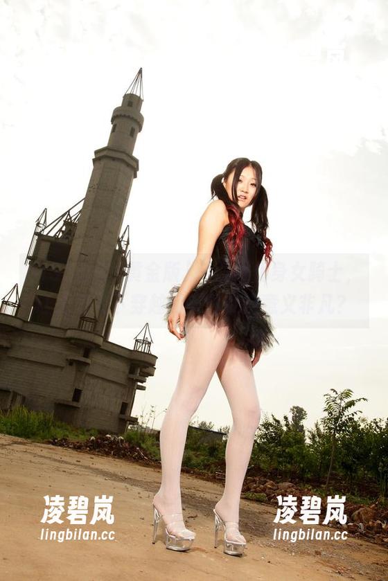AISS爱丝(黄金版) - 西雅化身女骑士，让无圣光下穿越的美图变得意义非凡？