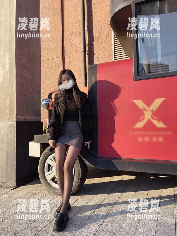 July芝岚 微密圈 - July芝岚的女友?不,更多照片在图包里等你叨!