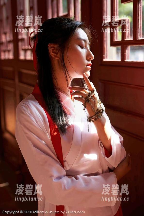 MiiTao蜜桃社-蜜蕊Mary MiiTao蜜桃社 - 蜜蕊Mary的高清写真,这连衣裙就像天空的云,轻盈又随意。
