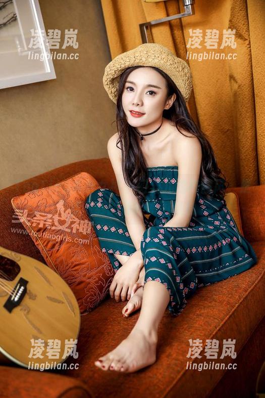 TouTiao头条女神-幻雪儿 TouTiao头条女神 - 幻雪儿的校园风,是要下载的那种原图级别