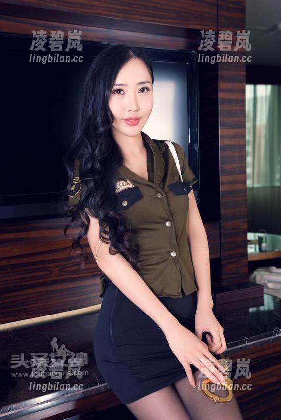 TouTiao头条女神 - 谁不爱猫猫与少女的绝配？杨漫妮baby教你新玩法，速速下载进账！