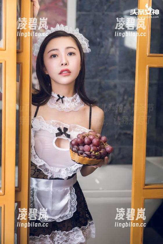 TouTiao头条女神 - 迪爱儿私拍：万圣节，穿着奇怪，结果还挺带感，让我想起了小时候的糖果。