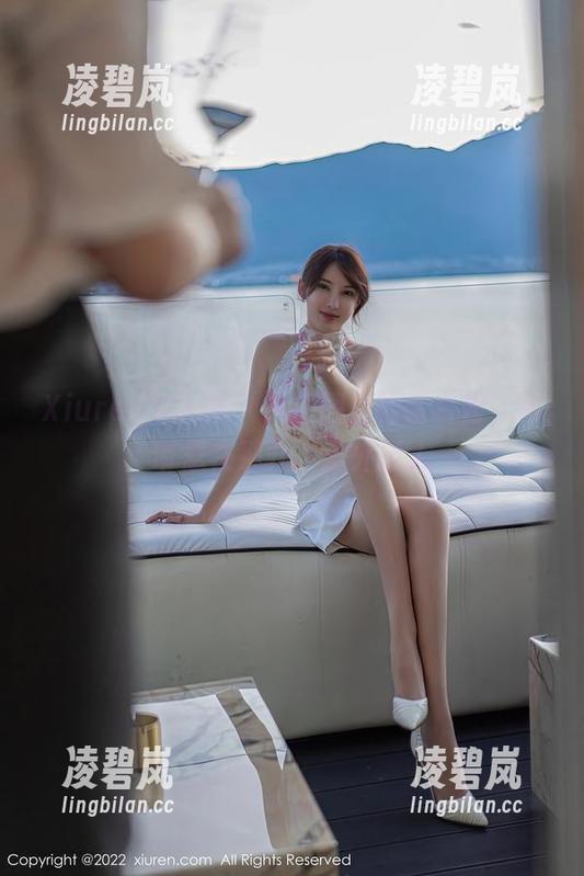 Xiuren秀人网 - 这原图里的萌白酱，吊带悬在那儿，意外撩人