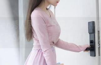 Xiuren秀人网 – 一只美脚，两种风情，谢芷馨Sindy的美图竟有这种魔力。