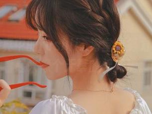 白色写真中的fushii_海堂，努力让自己看起来像个无辜的棉花糖。