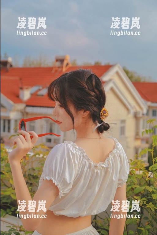 白色写真中的fushii_海堂，努力让自己看起来像个无辜的棉花糖。
