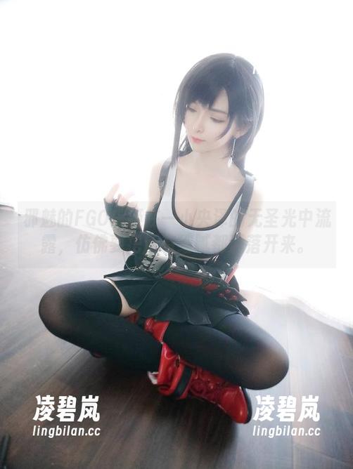 邪魅的FGO虞姬在一小央泽的无圣光中流露，仿佛要把所有细腻都洒落开来。