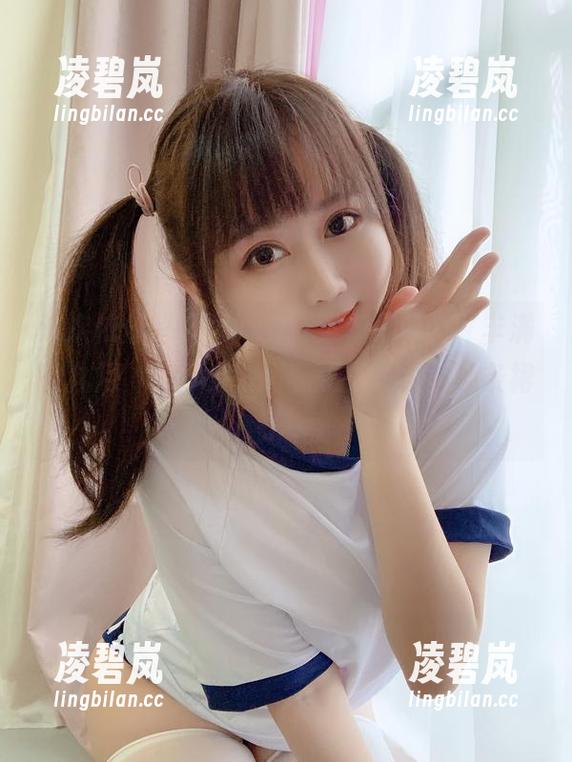 这次依依超级懒的写真集，最新的‘丰满的九月’真不少，但我还是在纠结那条裙子。