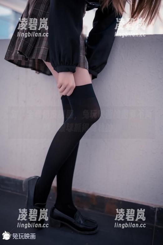 对，全套俏皮制服，兔玩映画的图真不简单，眼球抓得稳稳的。