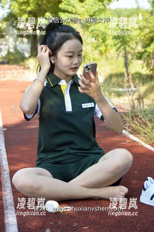 初夏女神-点点 初夏女神 - 点点水手服:原图里的甜蜜假装与壁纸中的优雅迷路