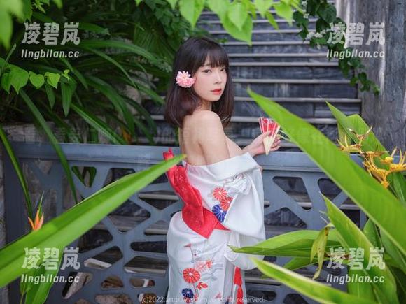看，看姜仁卿(강인경)的短裙写真，套图好像在向我们埋藏一些隐晦的暗示。