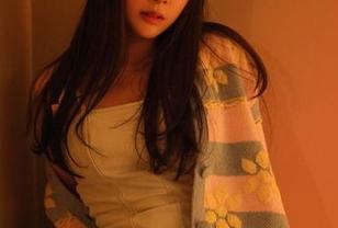 花嫁在等你，姜仁卿(강인경)的写真里，裙摆似乎随风轻舞，更新中，其实我也在踮脚。