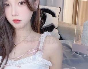 看到小小奶瓶儿的白开水毛衣全套写真，我只想问：这毛衣有特效吗？太好看了！