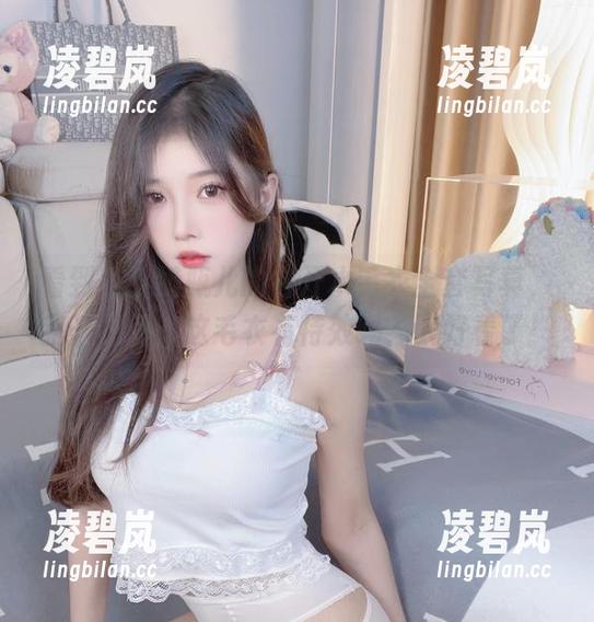 看到小小奶瓶儿的白开水毛衣全套写真，我只想问：这毛衣有特效吗？太好看了！