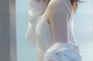 原图中的“少女秩序”：米色短裙的柔和和白丝的清新，难道是命中注定？