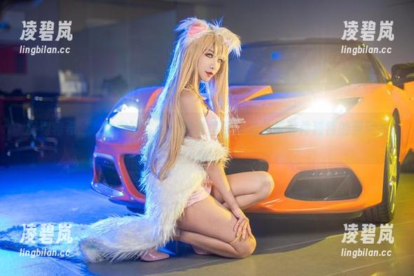 提到希希_啾的定制写真，脑海里浮现的全是那件独特的黑网衣。