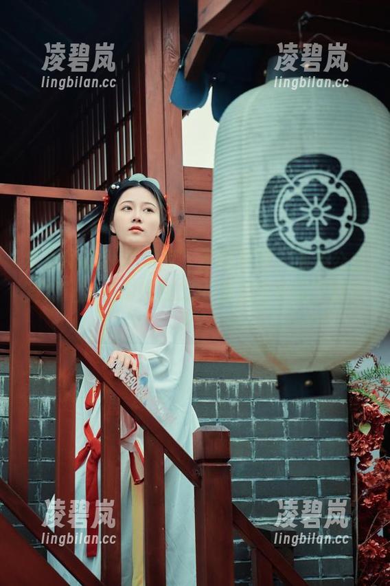 年年Nnian 年年Nnian的写真,不得不服,玉兔公主居然让人觉得她在COS里变得年轻了好多岁?