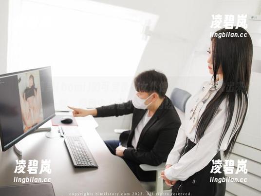 看，普美(bomi)的可爱条纹女仆像是从漫画里跳出来一般，原图中有过于丰富的想象环绕。