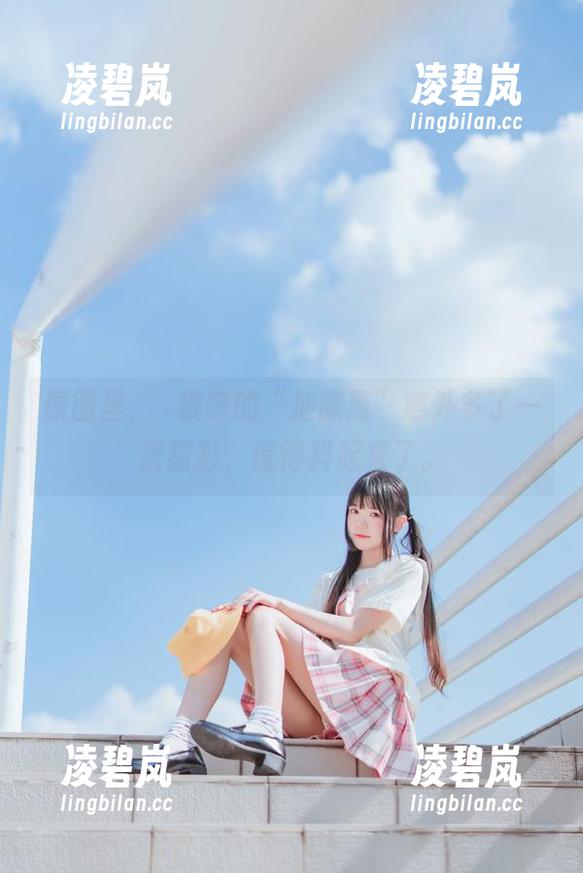 原图里，桜桃喵的“加藤惠”意外多了一层猫影，慌得抖起来了。