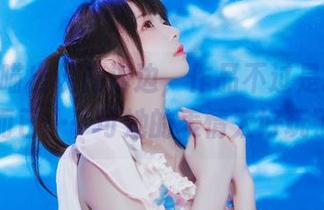 当桜桃喵出现在海边，作品不过是换个角度而已……可她的表情太好玩了！