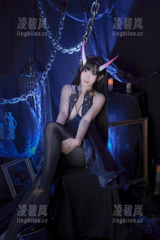 写真集里，流年不停w与白色睡衣的绝妙配合