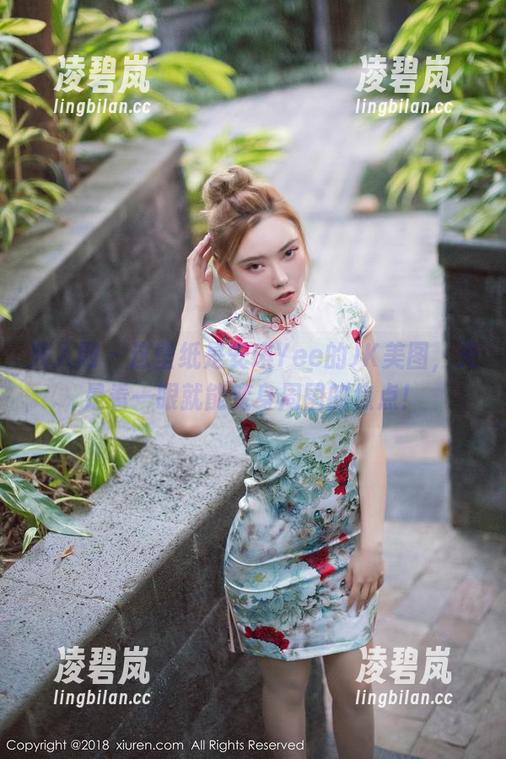 秀人网 - 这壁纸是安琪Yee的JK美图，光是看一眼就能变身周围的焦点！