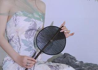 秀人网 – 你说玥儿玥er的万宁旅拍值得下载吗？网盘里放着，自己看吧！