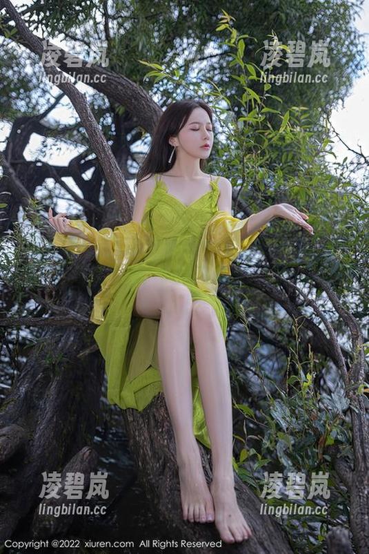 秀人网 - 黄可Christine的定制图集：那微妙的蕾丝游戏，悄悄勾勒出一丝一毫的情愫。