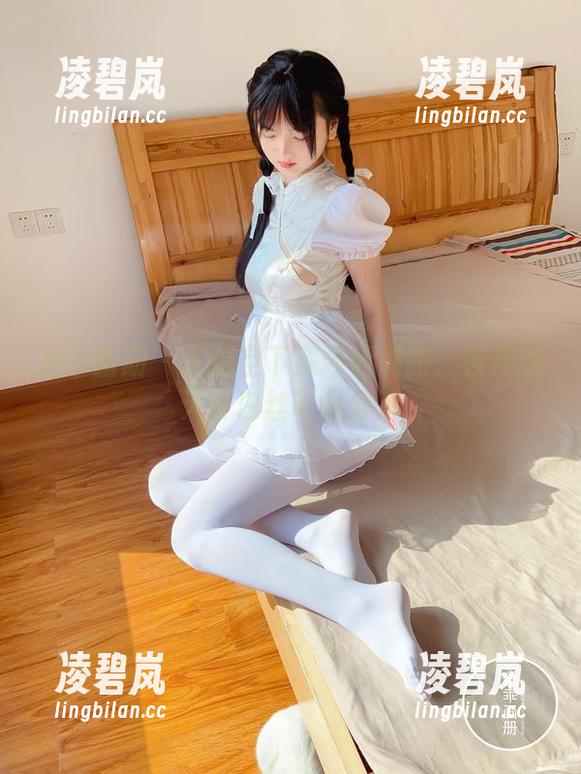 稚乖画册-夜夜 稚乖画册 - 在晴空下探寻西游路:夜夜的天台白丝写真分享