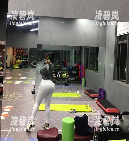 微密圈 - 看！童小芯又更新了紫色写真，颜色和气息让人想low-key詹姆斯·邦德，特别有范儿。