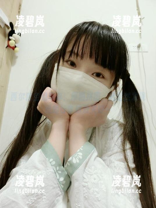 西尔酱 西尔酱空姐写真:原图拼图,我居然发现她的行李箱没关好…