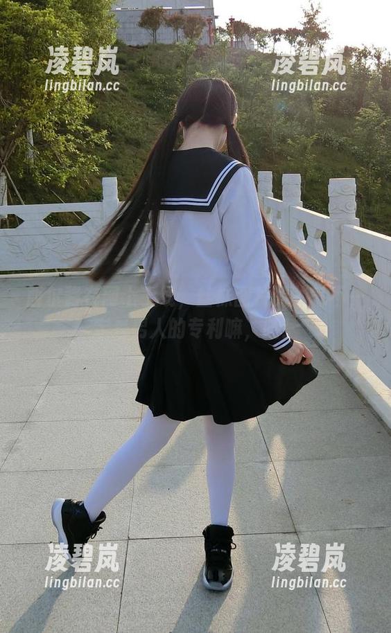 西尔酱在网上上线，丝袜图片的帅气不一定是男人的专利嘛，咳！