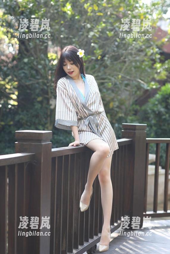 魔镜街拍-婷婷 魔镜街拍 - 午后的诱惑:婷婷穿薄丝的包臀灰裙合集,别惹她,免得被美得脸红。