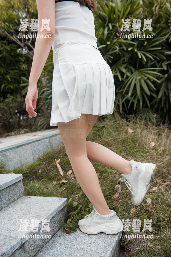 魔镜街拍 - 这组图片里，艾小青的超短裙和肉丝借给你无限想象，资源尽在眼前！