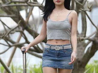 脱掉收入的枷锁！来魔镜街拍随意浏览免费紧身裤小姐姐合集，这可比购物省事多了！