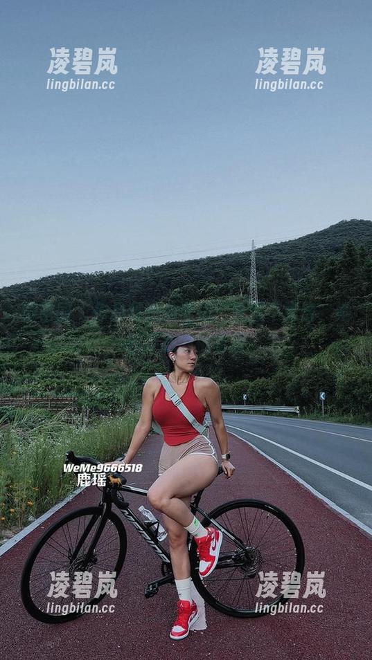 微密圈 - 作品集里的鹿瑶：礼服不靠谱，她的姿态倒挺有趣